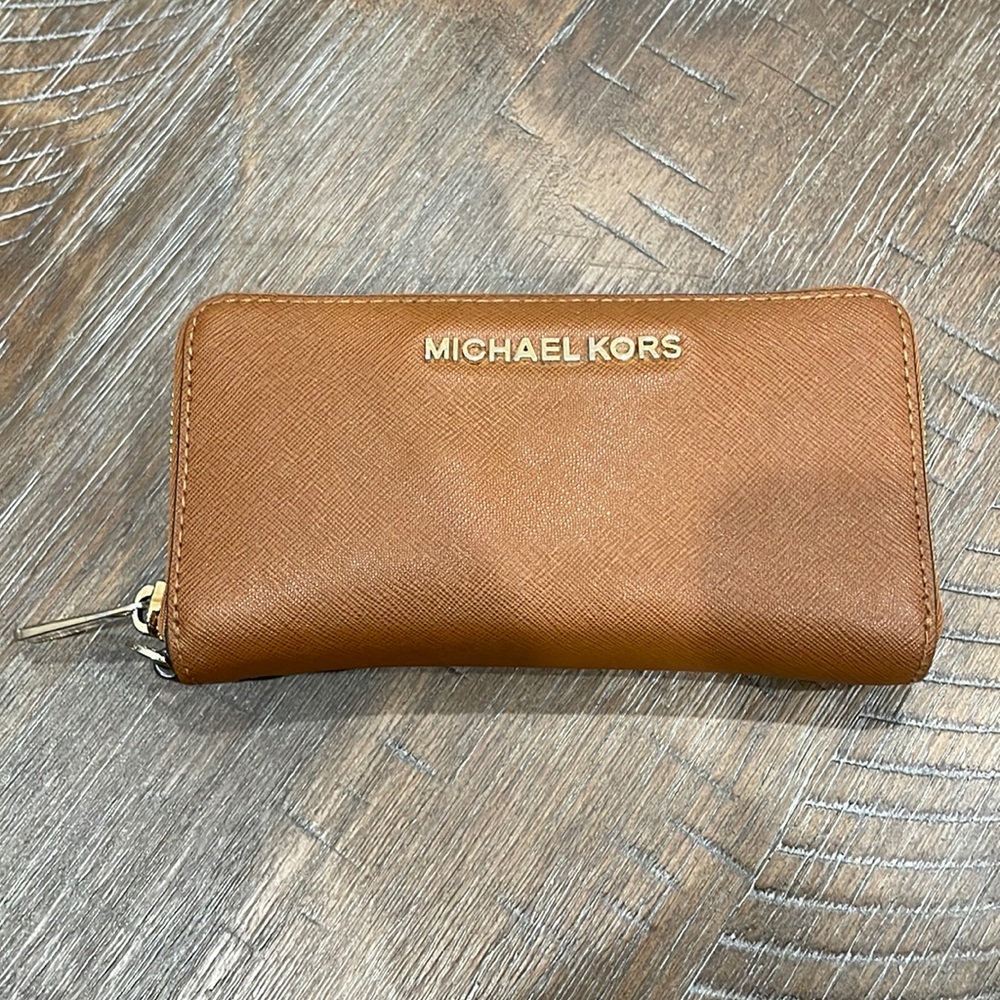 Michael Kors Saffiano Wristlet wallet